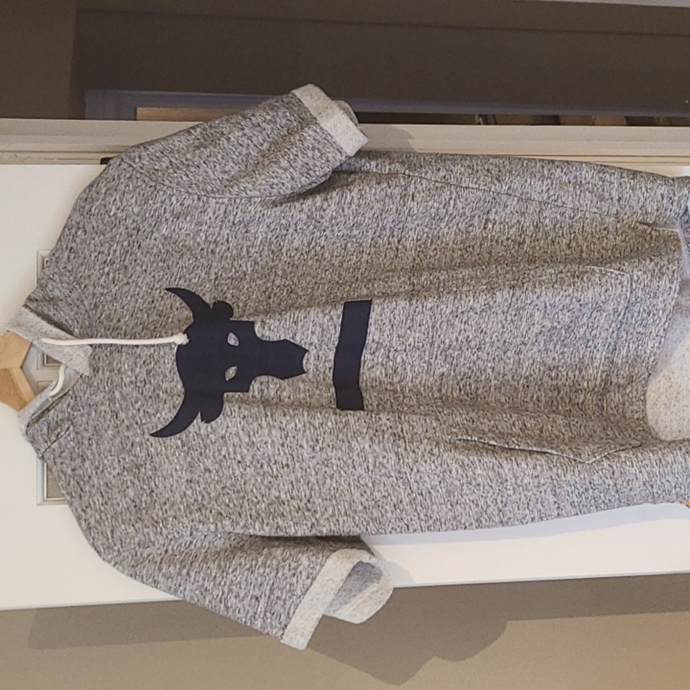 NWOT under Armour rock gym sleevless sweater